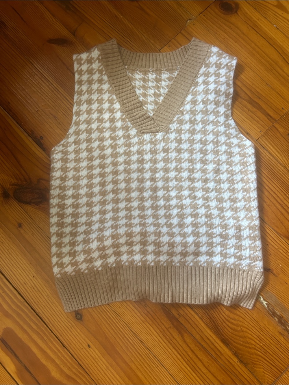 Amazon Beige & White Houndstooth V-Neck Sweater Vest